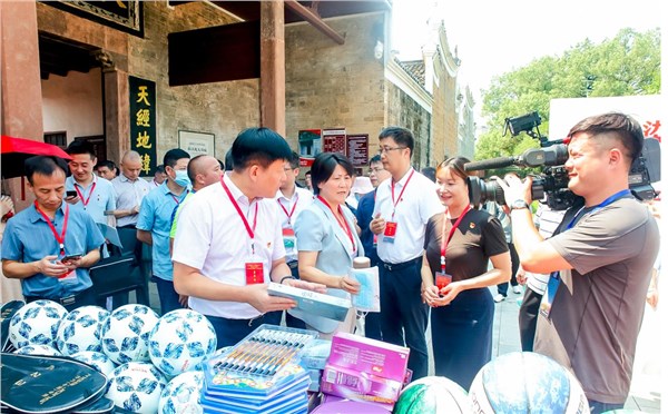 讀好書跟黨走 農(nóng)家書屋品經(jīng)典——天舟文化助力湖南省2021年“我的書屋?我的夢(mèng)”啟動(dòng)式暨“新時(shí)代鄉(xiāng)村閱讀季”示范活動(dòng)